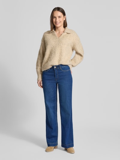 Frauenmodel trägt Wide Fit Jeans mit 5-Pocket-Design von MAC in kräftigem Blau, lockerer Schnitt aus Baumwoll-Mix, Ganzkörperansicht von vorne.