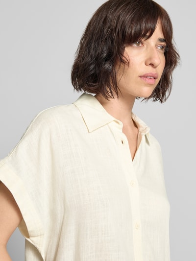 Kobiece modelka nosi Regular Fit Bluse aus Viskose-Leinen-Mix mit Tunnelzug od Mustang, kołnierzyk koszulowy, listwa guzikowa, model 'MUCE', mieszanka wiskozy i lnu, krój regular fit, długość tyłu w rozmiarze 36: 55 cm, jasny odcień, miękka faktura, zbliżenie na górną część ciała.