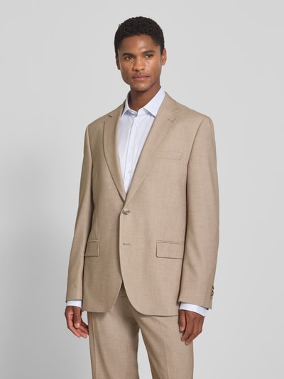 Männermodel trägt Regular Fit Sakko mit Viskose-Anteil von Christian Berg Men in Beige, Elastischer-Material-Mix, Ganzkörperansicht von vorne.