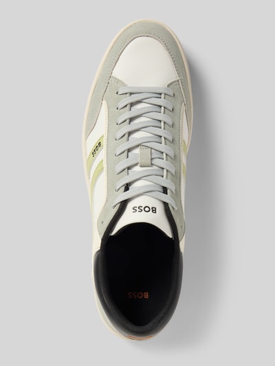 Produktfoto, Low Top Sneaker mit Label-Prägung Modell 'RHYS_TENN_PUMI' von BOSS Orange in weiß-grauer Lederoptik, strukturierte Sohle, runde Schuhspitze, flacher Absatz, Schnürung, unifarbener Look.