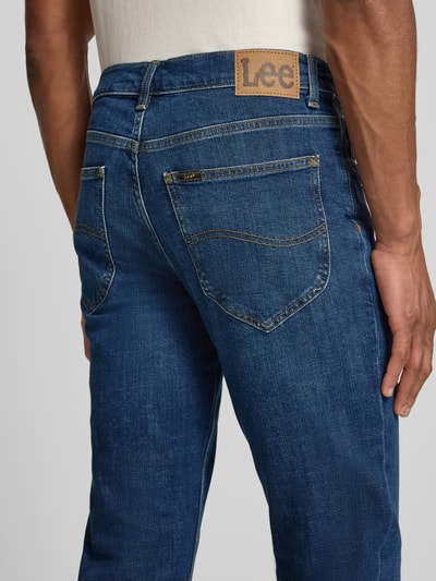 Männermodel trägt Jeans im 5-Pocket-Design Modell 'LUKE' von Lee aus Baumwoll-Mix in Blau mit Gürtelschlaufen, Detailaufnahme Rückansicht.