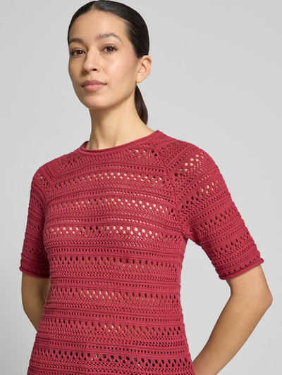 Frauenmodel trägt Strickshirt mit Rundhalsausschnitt von Jake*s Casual aus Reine Baumwolle, Regular-Fit, Rollsaum, Nahaufnahme Oberkörper.