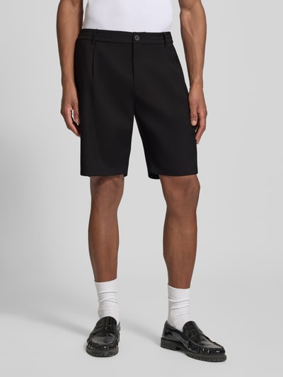 Männermodel trägt Straight Fit Shorts mit Eingrifftaschen von JAKE*S STUDIO MEN in Schwarz, glatte Textur, Ganzkörperansicht von vorne