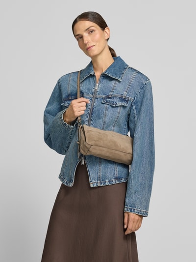 Vrouwenmodel draagt Crossbody Bag uit echt leer Model 'CLARICE' van LIEBESKIND BERLIN in beige, logodetail, hoofvak met ritssluiting, breedte 26 cm, lengte 14 cm, diepte 7 cm, schouderband 128 cm, voorkant overzicht, KI-modifiziertes Bild.