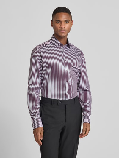 Männermodel trägt Regular Fit Businesshemd aus reiner Baumwolle mit Kentkragen von OLYMP, gestreiftes Muster, Nahaufnahme Oberkörper.
