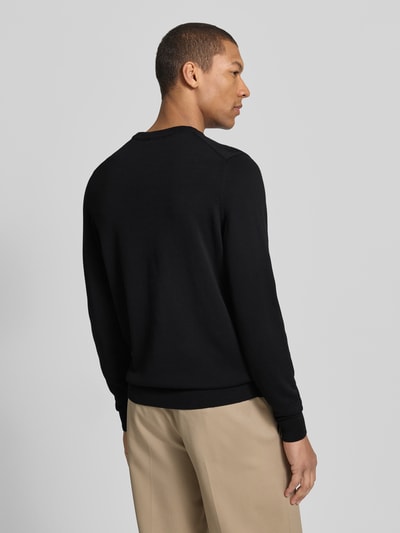 Mężczyzna nosi Regular Fit Strickpullover aus reine Baumwolle Modell 'SAN CASSIUS-C2' von HUGO, czarny, dzianina, widok z tyłu całej sylwetki.