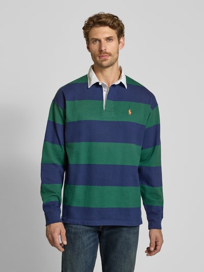 Männermodel trägt Oversized Pullover aus reiner Baumwolle Modell '6/1' von Polo Ralph Lauren in Blau und Grün, Ganzkörperansicht von vorne. Herren Pullover von Polo Ralph Lauren.