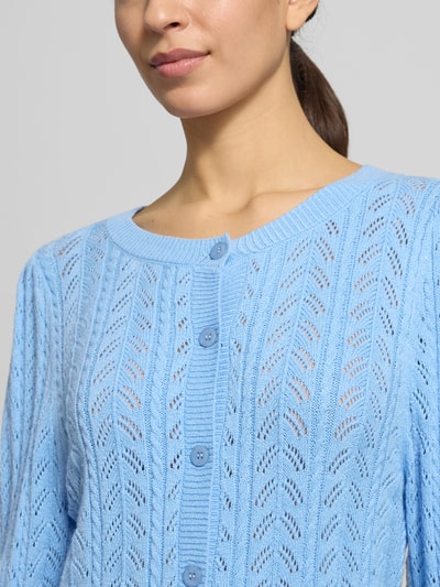 Frauenmodel trägt hellblaue Strickjacke mit gerippten Abschlüssen Modell 'Clarry' von FREE/QUENT, Viskose-Mix, Nahaufnahme Oberkörper.