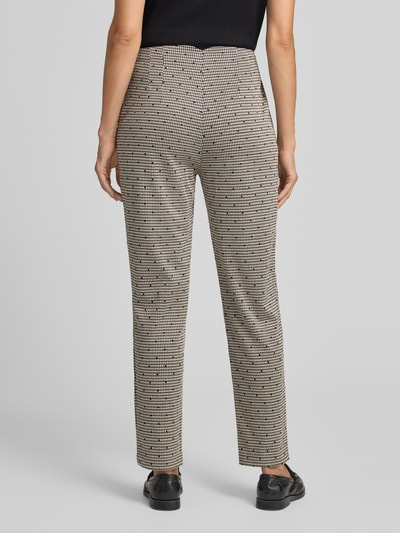 Frauenmodel trägt Slim Fit Hose mit Viskose-Anteil Modell 'Kate' von ICHI, elastischer Material-Mix, Detailaufnahme Rückansicht.