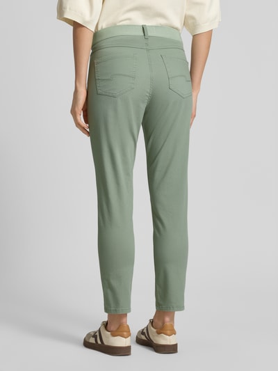 Vrouwenmodel draagt Cropped Hose met elastischem Bund Modell 'ORNELLA' van Angels in lichtgroen, katoenmix met stretch, ingezette zakken, rechte pijpen, productdetail, volledige lichaamsopname achteraan