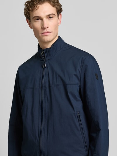 Männermodel trägt Jacke mit Stehkragen Modell 'Calvin' von Brax in Dunkelblau, Baumwoll-Mix mit Stretch, Nahaufnahme Oberkörper.