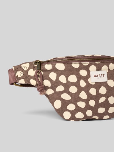 Productfoto, Bauchtasche mit Label-Detail Modell 'Juno Bumbag' van Barts van zuivere katoen, bruin met beige vlekken, zicht op rits en label, context: dames Bauchtas, hoofdvak met ritssluiting, breedte 37 cm, lengte 17 cm, diepte 7 cm, riemlengte 95 cm