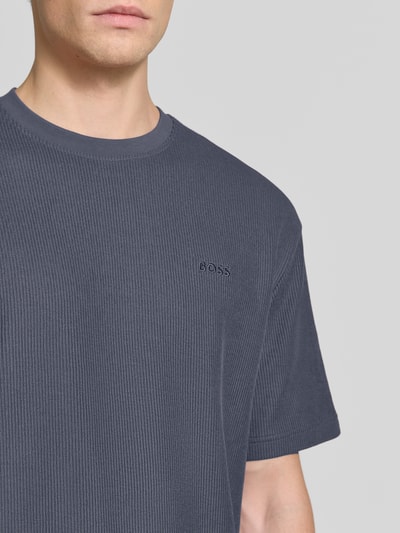 Männermodel trägt Regular Fit T-Shirt aus reiner Baumwolle Modell 'Te_Rib' von BOSS Orange, strukturierte Oberfläche, Nahaufnahme Oberkörper.