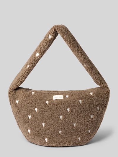 Produktfoto, Cross Body Bag mit Label-Patch von Studio Noos aus braunem Teddyfell mit weißen Herzmustern, breite Form, sichtbarer Reißverschluss, Schultergurt, Größe 62x35x11 cm, Länge Schulterriemen 80 cm, Hauptfach und Innenfach, neutraler Hintergrund.