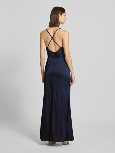 Modelka kobieca ma na sobie 'Abendkleid aus Satin mit Gehschlitz' od Laona, granatowy satynowy materiał, krój slim fit, długie maxi, marszczenia, rozporek, długość pleców w rozmiarze 36: 122 cm, szerokość w rozmiarze 36: 40 cm, widok całej sylwetki z tyłu.