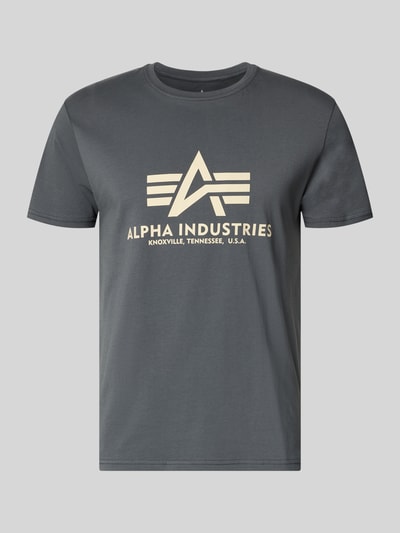 Produktfoto, T-Shirt mit Logo und Rundhalsausschnitt von Alpha Industries in Grau mit großem beigem Logo-Print, reine Baumwolle, Regular Fit.