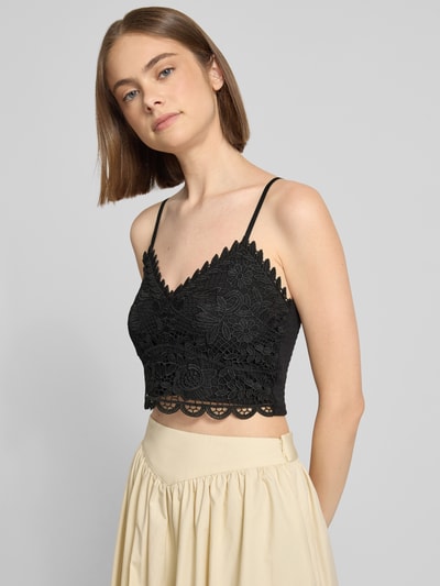 Frauenmodel trägt Slim Fit Trägertop aus Viskose-Mix Modell 'HONEY' von Only, unifarben schwarz mit Spitze, Nahaufnahme Oberkörper.