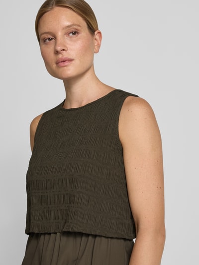 Frauenmodel trägt Midikleid im 2-in-1-Look Modell 'Wipella' von OPUS in Olivgrün, A-Linie, reine Baumwolle, Nahaufnahme Oberkörper.