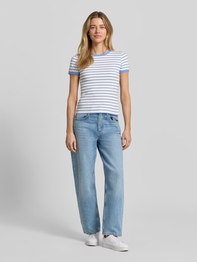 Frauenmodel trägt Regular Fit T-Shirt aus Baumwoll-Mix von Tom Tailor Denim, Mehrfarbig, Gestreift, Label-Patch, Rundhals, Kurzarm, Jersey; Ganzkörperansicht von vorne.