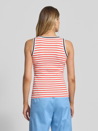 Frauenmodel trägt Trägertop in Ripp-Optik mit Rundhalsausschnitt von Marc Cain, rot-weiß gestreift, Slim Fit, Baumwoll-Elasthan-Mix, Ganzkörperansicht Rückansicht.