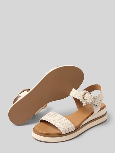 Produktfoto, Sandalen aus echtem Leder in Flecht-Optik von INUOVO, cremefarben, glatte Sohle, offene Ferse, abgerundete Passform, Absatzhöhe 5 cm, Größe 40