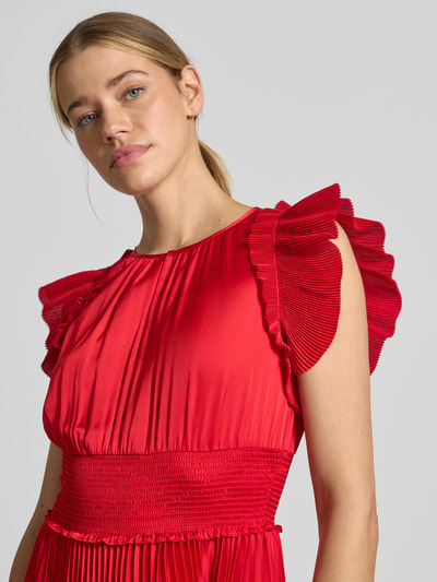 Frauenmodel trägt Midikleid mit Plisseefalten Modell 'Dilia' von JOOP! aus rotem Satin, taillierter Schnitt, Rundhalsausschnitt, Nahaufnahme Oberkörper.