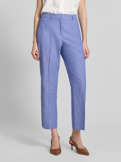 Frauenmodel trägt Straight Fit Stoffhose aus Leinen-Mix von Christian Berg Woman Selection in Hellblau mit Bügelfalten und Gesäßtasche, Nahaufnahme Oberkörper.