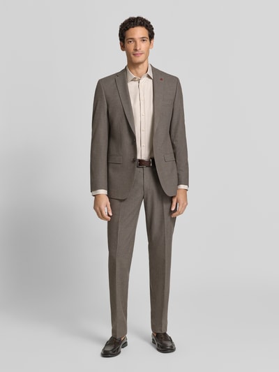 Männermodel trägt Regular Fit Businesss-Hemd mit Kentkragen von Christian Berg Men, beige, feine Webstruktur, Ganzkörperansicht von vorne. Rückenlänge 77 cm, Schulterbreite 47 cm, Ärmellänge 65 cm, reine Baumwolle, Knopfleiste.