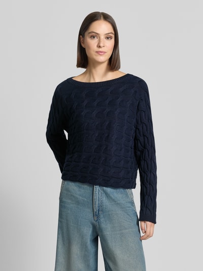 Frauenmodel trägt Relaxed Fit Strickpullover aus Baumwoll-Mix mit Zopfmuster von Oui, dunkelblau, U-Boot-Ausschnitt, Ganzkörperansicht von vorne.