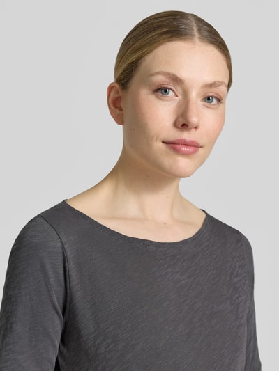 Frauenmodel trägt Regular Fit T-Shirt aus reiner Baumwolle von Marc O'Polo, Optik: Unifarben, U-Boot-Ausschnitt, Kurzarm, Nahaufnahme Oberkörper.