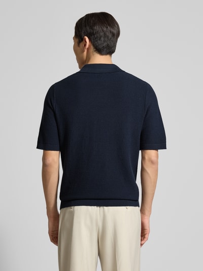 Männermodel trägt Regular Fit Poloshirt aus reiner Baumwolle von Tom Tailor in Strickoptik, Strukturmuster, Dunkelblau, Ganzkörperansicht Rückansicht.