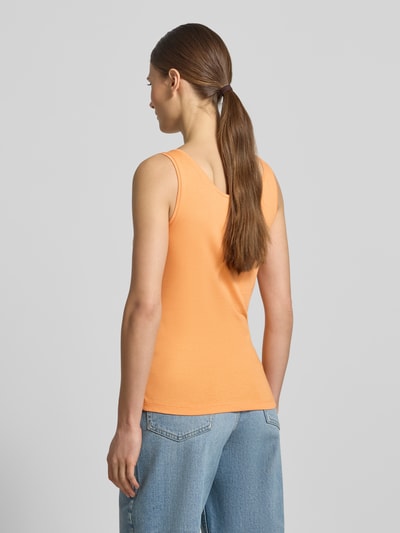 Frauenmodel trägt Tanktop mit Rundhalsausschnitt und Label-Detail von monari aus Baumwoll-Mix mit Stretch-Anteil, Körpernaher-Schnitt, Rückenlänge bei Größe 36: 50 cm, Ganzkörperansicht Rückansicht.