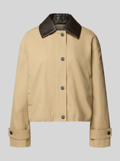 Produktfoto, Oversized Blouson aus reiner Baumwolle von Jake*s Casual in Beige mit kontrastierendem dunkelbraunen Kragen und matten Knöpfen