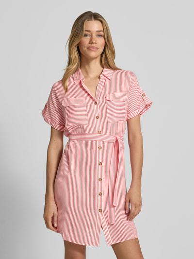 Vrouwenmodel draagt Fließendes Freizeitkleid aus reiner Viskose Modell 'BUMPY' van Vero Moda in look: effen, minilengte, V-hals, korte mouw, knoopsluiting en achterpas, popeline van zuiver viscose; frontale opname van het hele lichaam.