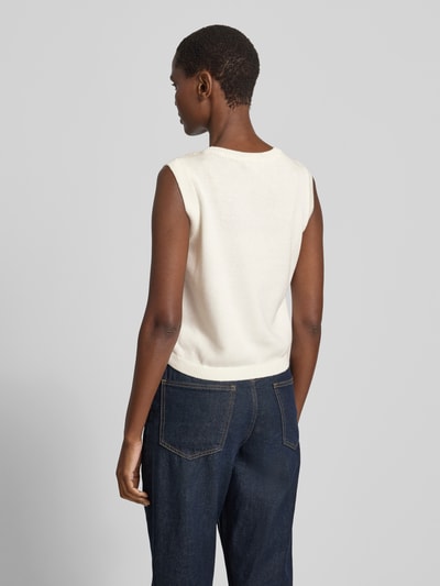 Frauenmodel trägt Strickshirt mit Rundhalsausschnitt von More & More, ärmellos, Baumwoll-Mix, cremefarben, gerader Schnitt, Ganzkörperansicht Rückansicht.