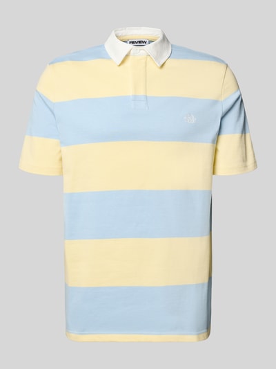 Produktfoto, Regular Fit Poloshirt mit Rugby-Streifen und Logo-Bestickung von REVIEW, reine Baumwolle, breite gelbe und hellblaue Streifen, weißer Kragen, Herren, Rückenlänge bei Größe M 71 cm