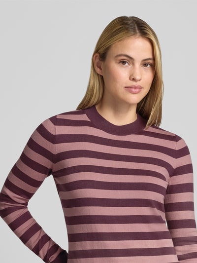 Frauenmodel trägt Strickpullover mit Rundhalsausschnitt von Christian Berg Woman aus Viskose-Mix, taillierter Schnitt, Nahaufnahme Oberkörper.