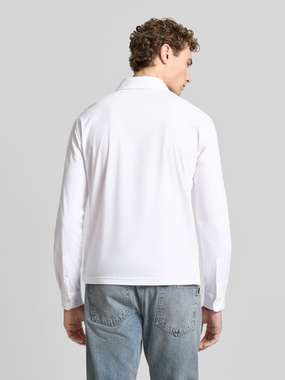 Männermodel trägt Regular Fit Poloshirt aus Baumwolle Modell 'Tanner' von Tiger of Sweden in Weiß, gerade Form, langärmelig, Ganzkörperansicht Rückansicht