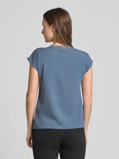 Männermodel trägt Regular Fit T-Shirt mit Spitzenkragen Modell 'BELLA' von Vero Moda, jednolity kolor, krój regular fit, jersey stretch, mieszanka wiskozy, widok całej sylwetki z tyłu