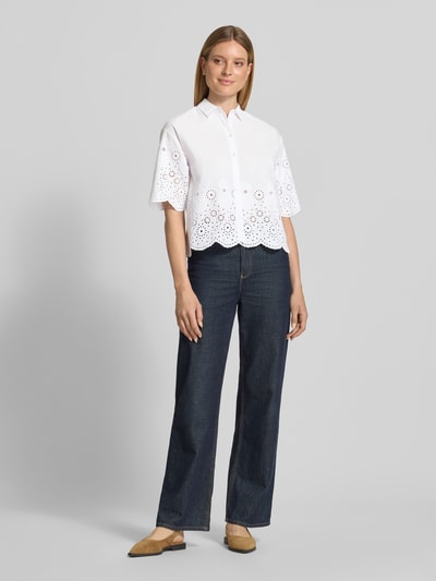 Vrouwenmodel draagt Cropped Bluse mit Lochstickerei van Smith and Soul, puur katoen, overhemdkraag, knoopsluiting, ruglengte 55 cm, mouwlengte 29 cm, witte stof met ajourwerk en golvende zoom, rechte pasvorm, Ganzkörperansicht van voren.