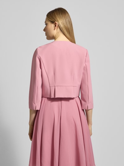 Frauenmodel trägt Regular Fit Blazer mit 3/4-Arm von Vera Mont in Rosa, elastischer Material-Mix, offenes Design, Ganzkörperansicht Rückansicht.
