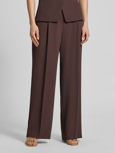 Frauenmodel trägt Wide Leg Hose mit Bügelfalten von V by Vera Mont in Dunkelbraun, Material-Mix mit Stretch, Nahaufnahme Unterkörper.