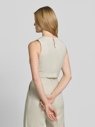 Frauenmodel trägt Cropped Bluse mit Knopfverschluss von Style Icon Collection aus reiner Baumwolle in Beige, Rückansicht, Ganzkörperansicht.