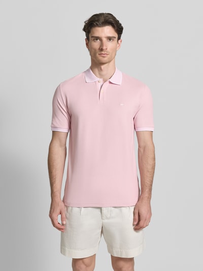 Männermodel trägt Modern Fit Poloshirt mit Stitching von Fynch-Hatton in Rosa, reine Baumwolle, Polokragen, Ganzkörperansicht von vorne.