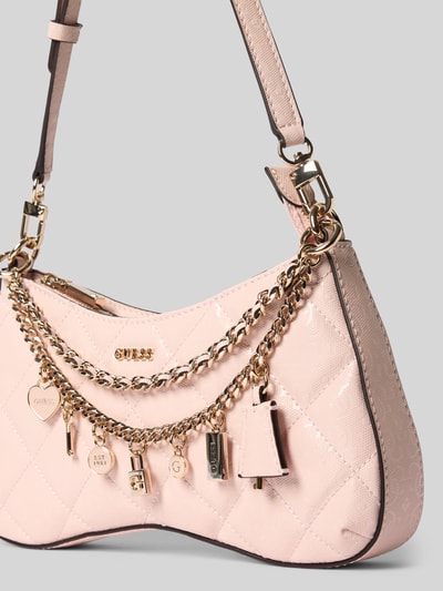 Produktfoto, Shoulder Bag mit Logo-Detail Modell 'Libby' von GUESS, imitacja skóry, detal z logo, ozdobny detal, główna przegroda z zamkiem błyskawicznym, odpinany pasek na ramię, szerokość w rozmiarze 1: 30 cm, długość: 16 cm, głębokość: 5 cm, długość paska: 55 cm, jasnoróżowy, złote okucia, pikowana faktura.