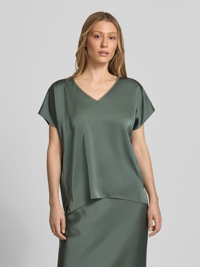 Frauenmodel trägt Blusenshirt aus Satin mit V-Ausschnitt von V by Vera Mont in Regular Fit mit Kappärmeln, glatte Oberfläche, Nahaufnahme Oberkörper.