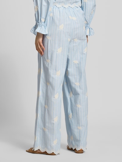 Frauenmodel trägt Hose mit Stitchings und elastischem Bund Modell 'Leni' von OH APRIL aus Reine Baumwolle in Relaxed-Fit, hellblau mit cremefarbenen Details, Bundweite 38 cm, Innenbeinlänge 77 cm, Ganzkörperansicht Rückansicht.