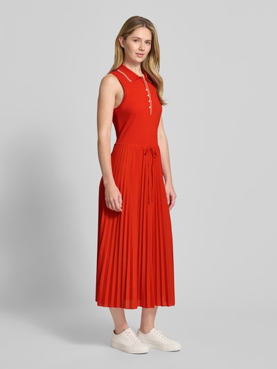 Frauenmodel trägt Tailliertes Freizeitkleid aus Baumwoll-Mix von Tommy Hilfiger in Optik: Unifarben, Midi-Länge, Polokragen, Plissees, breite Träger, Strick, Ganzkörperansicht von vorne.