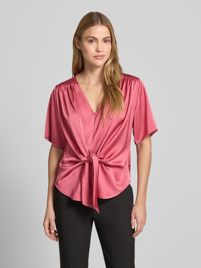 Frauenmodel trägt Damen Bluse aus Satin mit Knoten-Detail, V-Ausschnitt, Straight Fit, Modell 'Casadia' von Neo Noir, Ganzkörperansicht von vorne.