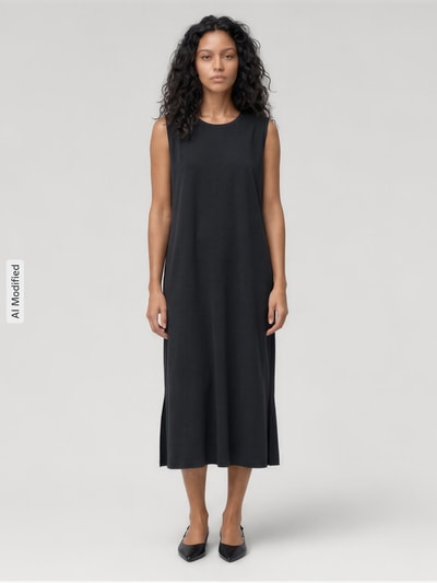 Frauenmodel trägt Midikleid aus Modal-Mix mit Rundhalsausschnitt von Jake*s Collection in Schwarz, gerader Schnitt, Seitenschlitz, Ganzkörperansicht von vorne.